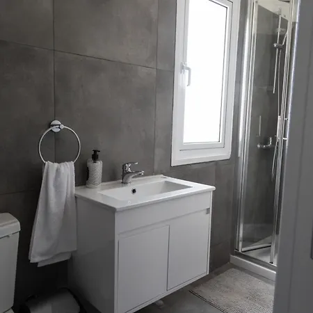 Modern - Renovated Near Finikoudes Apartment
