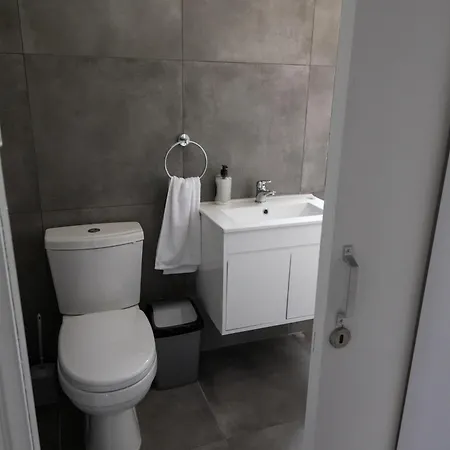 Modern - Renovated Near Finikoudes Apartamento *